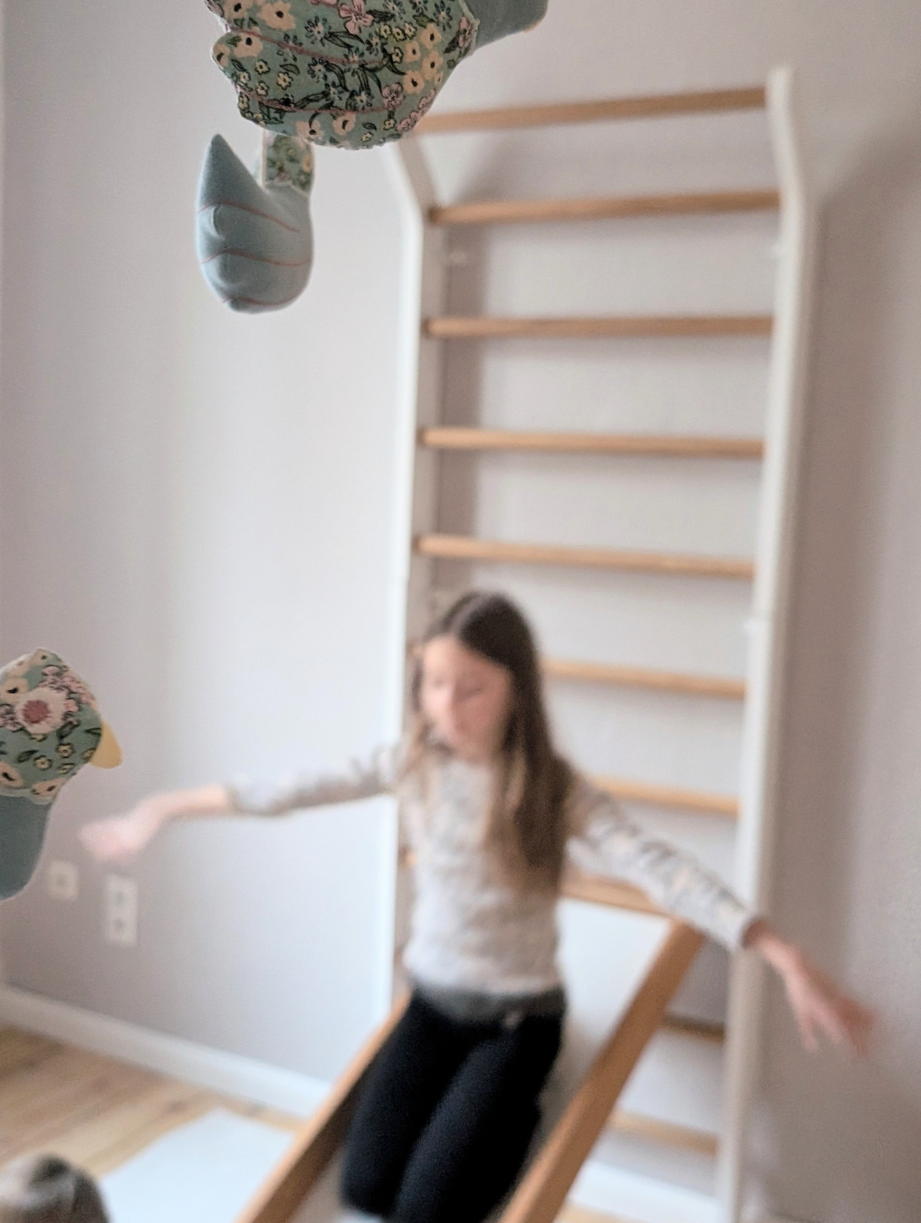 Sprossenwand in der Ergotherapie: Wie sie Motorik, Wahrnehmung und Selbstvertrauen stärkt