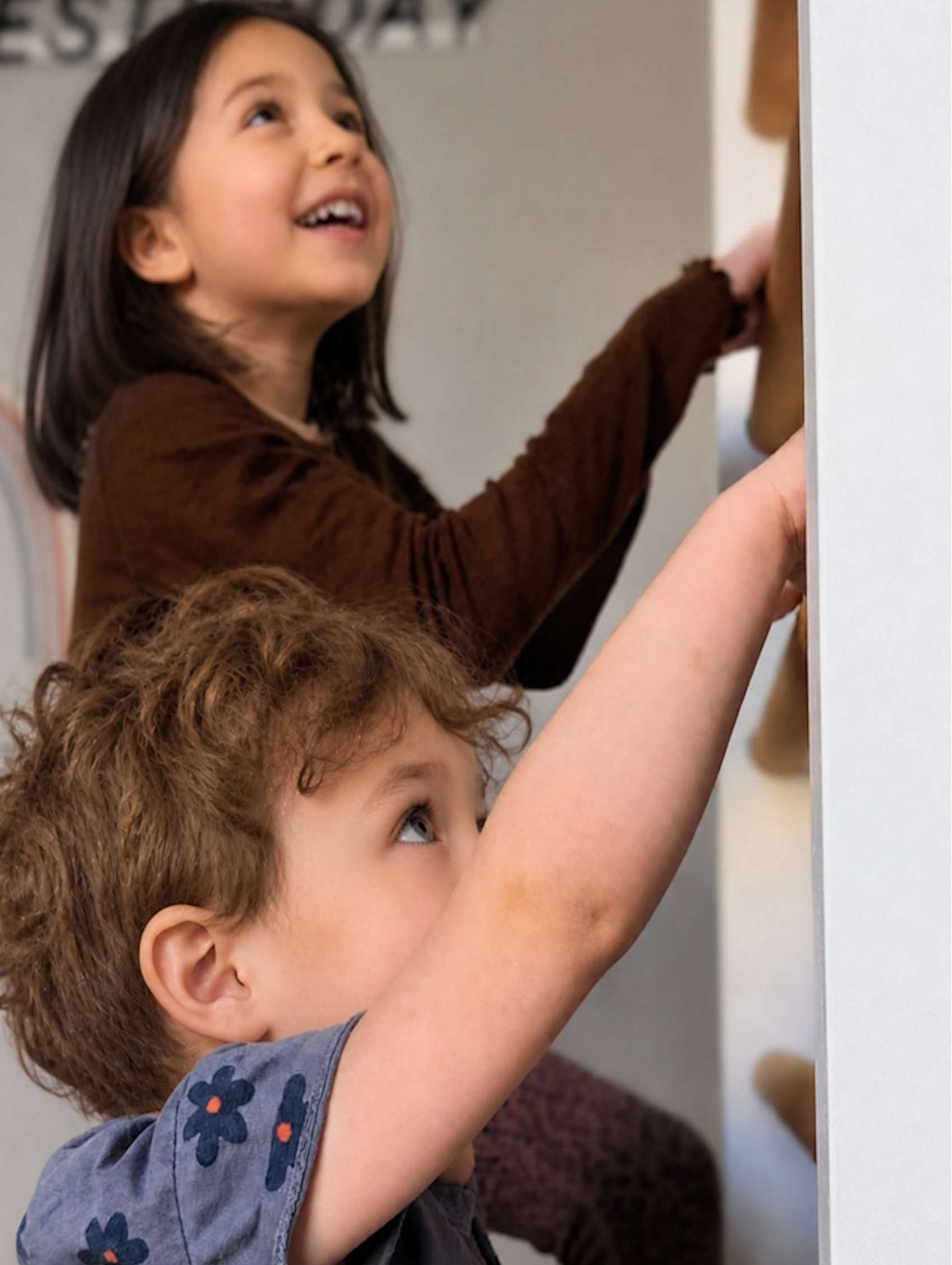 Indoor Bewegungsideen für Kinder: So bleibt dein Kind auch drinnen aktiv